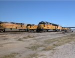 UP 6956  20Dec2010  Lunch time in the yard 